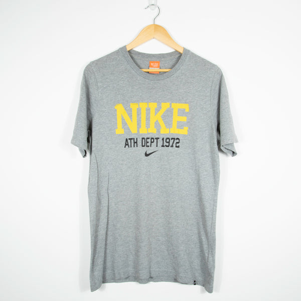 Nike T-Shirt - Medium