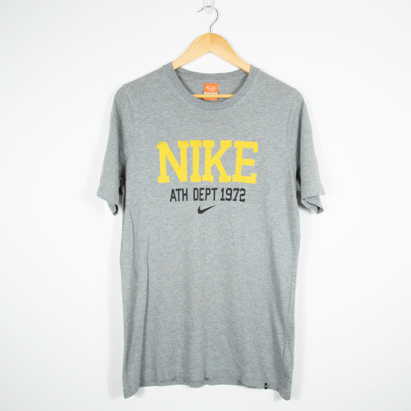 Nike T-Shirt - Medium