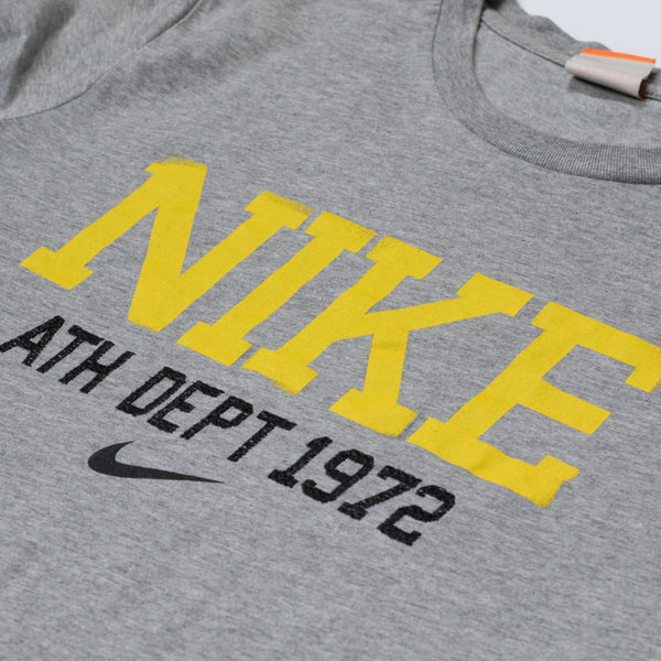 Nike T-Shirt - Medium